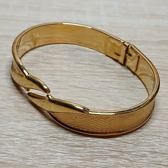 Monet Gold Tone Hinged Bangle Bracelet Vintage Costume Jewelry #55 - Picture 7 of 12
